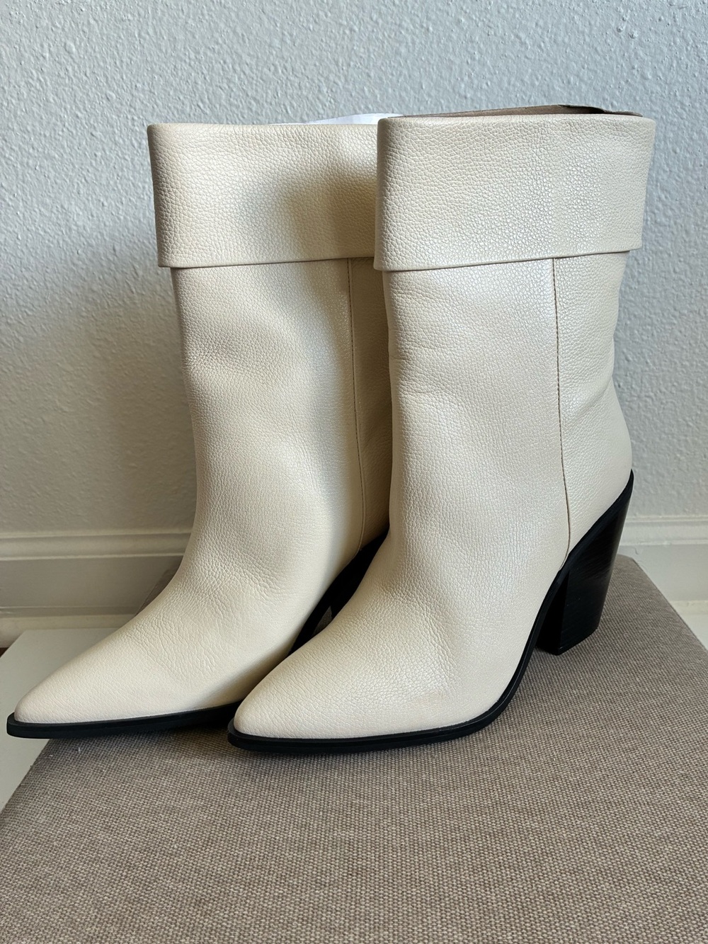 Lisa Vicky Mae-V Nat Soft Tumble V Cream and Black Boots NWT